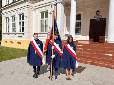 Poczet Sztandarowy SP w Zadusznikach.