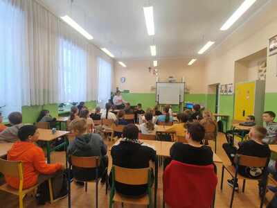 Warsztat w klasach 4 - 8 na temat: Cyberprzemoc - bezpieczne i odpowiedziane korzystanie z zasobów sieci.