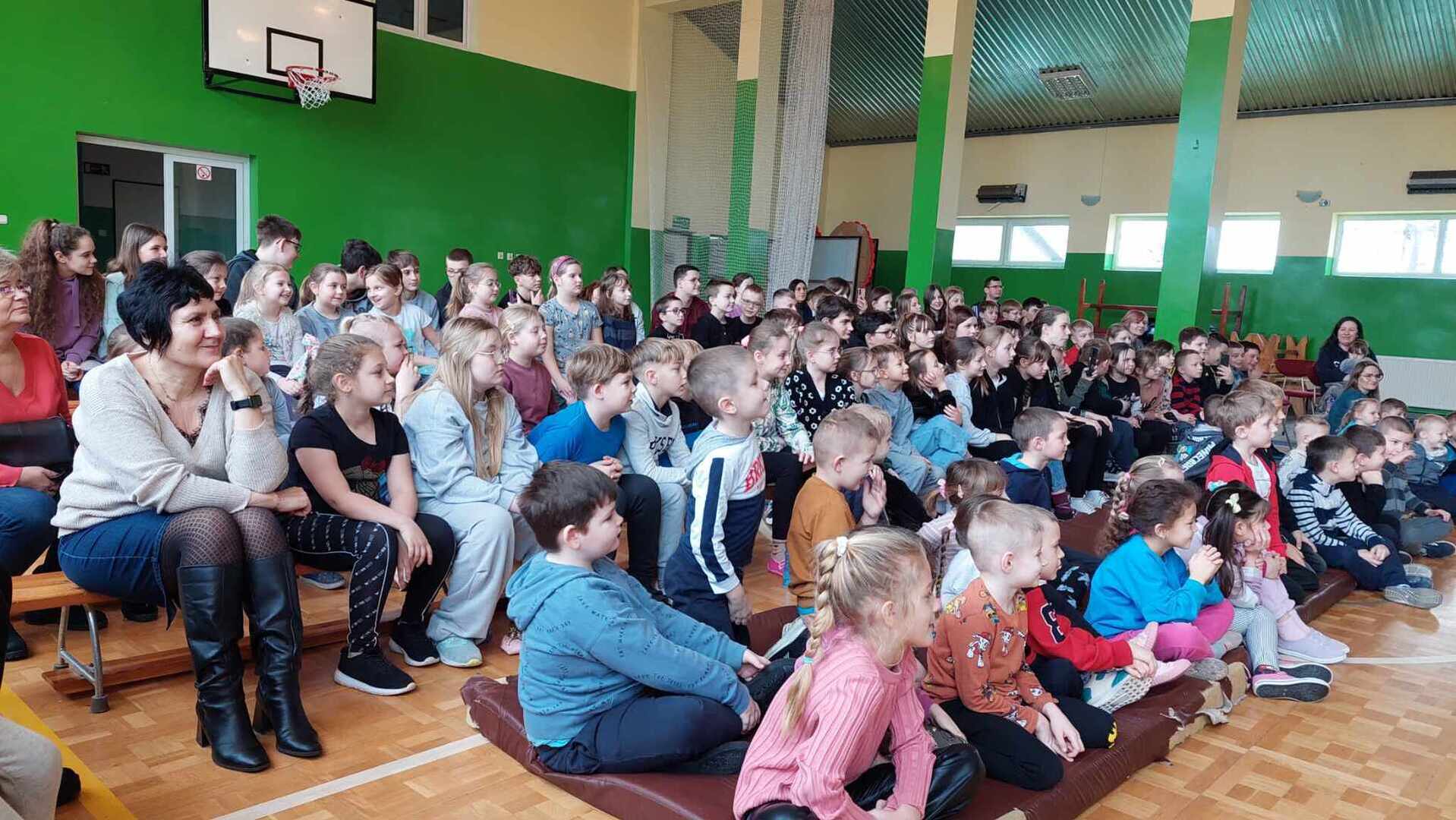 Widzowie na przedstawieniu cyrkowym.