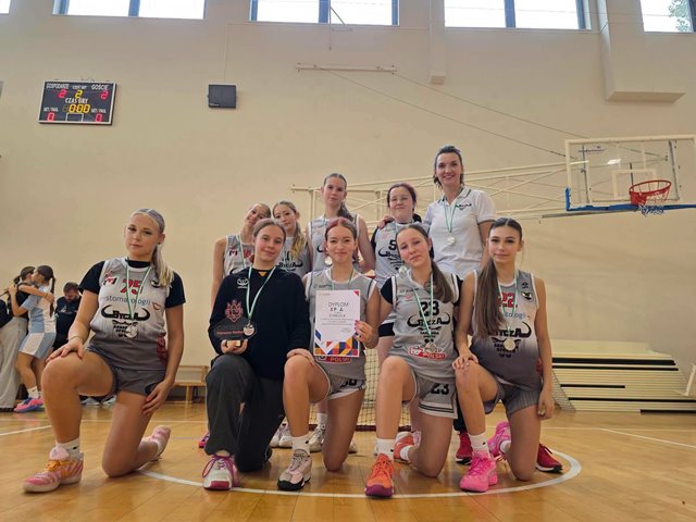 II miejsce uczennic SP 2 w Mistrzostwach Gniezna w unihokeju