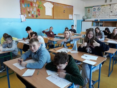 uczniowie podczas rozwiązywania zadań konkursowych