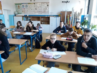 uczniowie podczas rozwiązywania zadań konkursowych