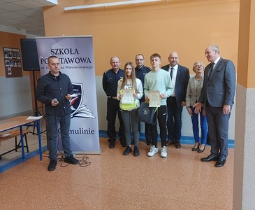 Uczniowie odebrali nagrody za zajęcie I miejsca w klasyfikacji indywidualnej w Grupie II. Na zdjęciu