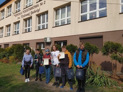 Uczniowie prezentują zdobyte puchary, dyplomy i nagrody za zajęcie I i II miejsca w eliminacjach pow