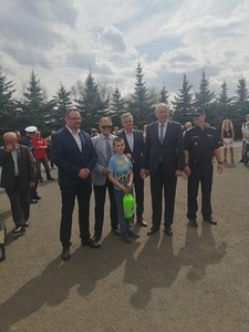 Uczeń, który otrzymał nagrodę wraz z ze sponsorami Turnieju.
