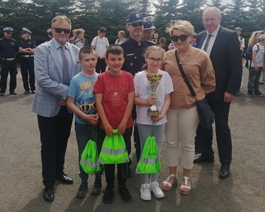 Drużyna uczniów nagrodzonych na Turnieju wraz z opiekunem.
