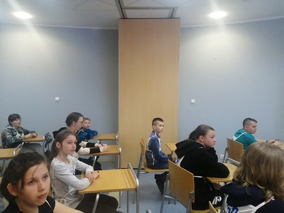 Uczniowie piszą test.