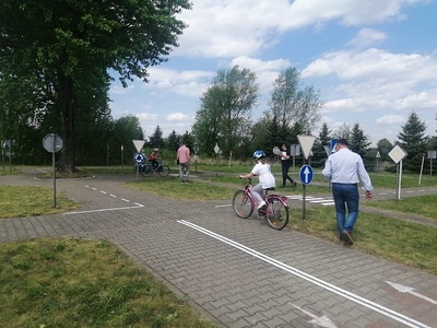Jazda po miasteczku ruchu drogowego.