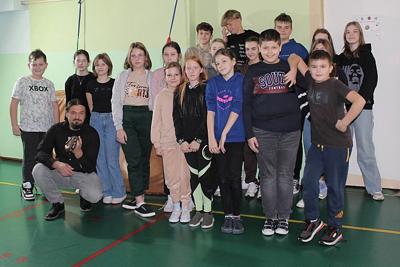 Uczniowie przyglądający się prezentowanym zwierzętom.