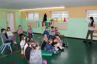 Uczniowie przyglądający się prezentowanym zwierzętom.