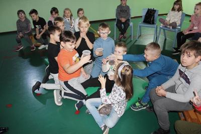 Uczniowie przyglądający się prezentowanym zwierzętom.