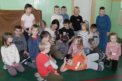 Uczniowie pozujący z prezentowanym zwierzątkiem.