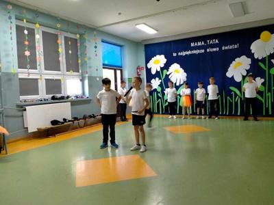 Chłopcy recytują wiersz