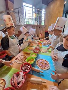 Dzieci robią swoja pizzę