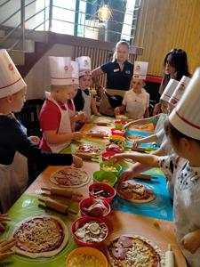 Dzieci robią swoja pizzę