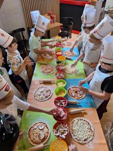 Dzieci robią swoja pizzę