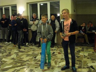 Zadowolony Eryk z nagrodą za I miejsce w rozpoznawaniu drzew, roślin i zwierząt.