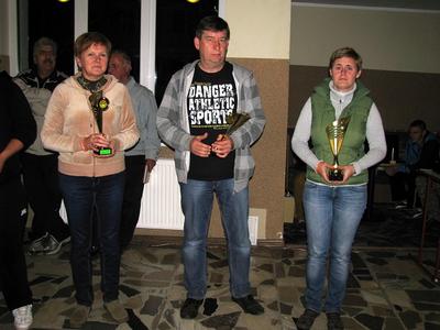 Odbieramy puchary w klasyfikacji powiatowej.