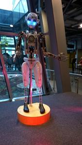 Robot w Centrum Kopernika. Zdjęcie wykonała Oliwka Kuleta z klasy V.