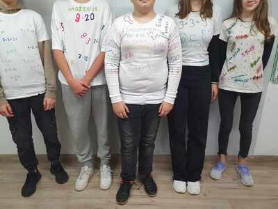 prezentacja tabliczkowych koszulek
