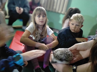 Dzieci podziwiają jeża