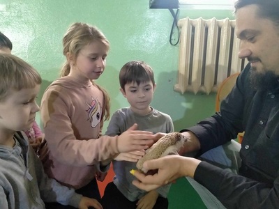 Dziewczynka dotyka jeża