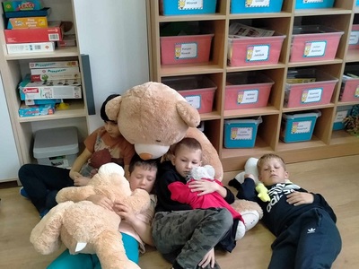 Chłopcy siedzą z misiami