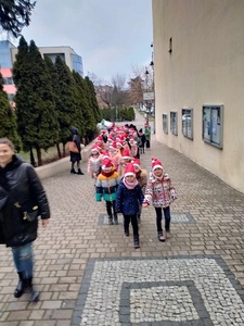 Dzieci z klas 0-III idą parami do MOKu