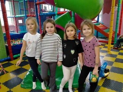 Cztery dziewczynki z klasy 0 stoją blisko siebie