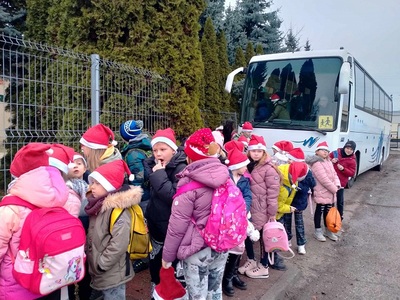 Dzieci stoją w parach.