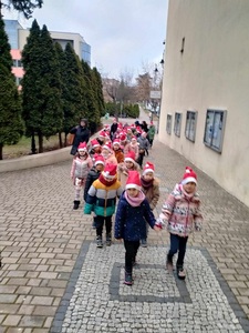 Dzieci z klas 0-III idą parami do MOKu