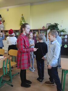 Uczniowie składają sobie życzenia.