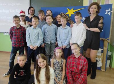 Uczniowie klasy 3 ustawienia są do zdjęcia wraz z dwoma nauczycielkami.
