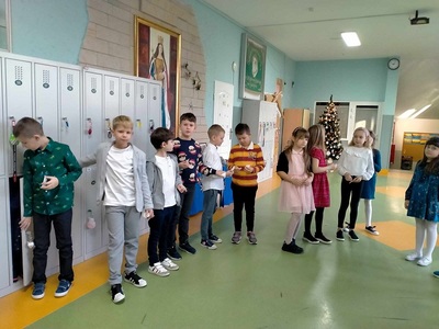 Dzieci stoją w kole i składają sobie życzenia.
