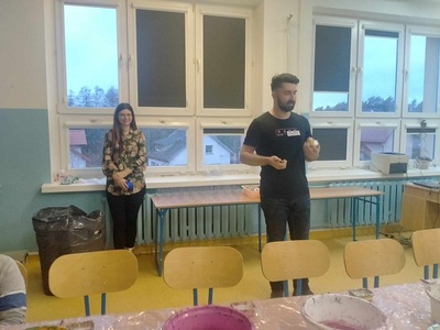 Pan stoi i opowiada