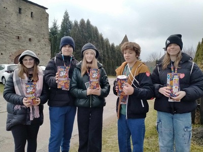 Uczniowie z klasy ósmej z puszkami WOŚP