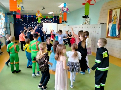 Grupa dzieci tańczy