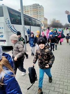 Dzieci idą chodnikiem