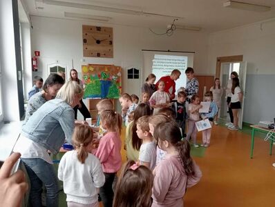 Uczniowie odbierają nagrody od pań