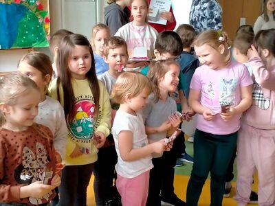 Dzieci stoją w grupie