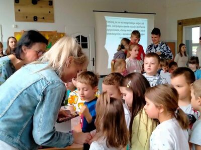 Dzieci odbierają nagrody od pań
