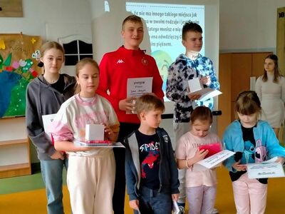 Dzieci stoją w grupie z nagrodami