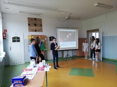 Dzieci stoją i omawiają prezentację