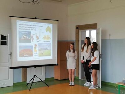 Dziewczynki stoją i omawiają prezentację
