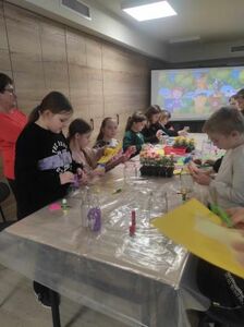 Dzieci przygotowują kolorowe ozdoby do wykonania mini ogródków.