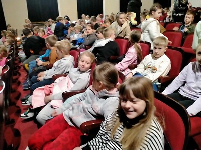 Dzieci siedzą na widowni