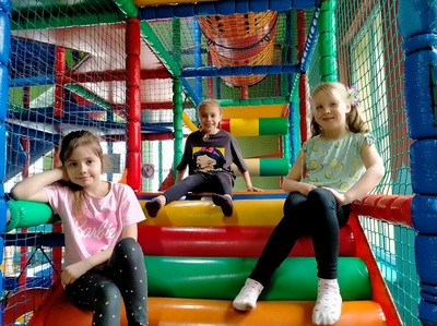 Trzy dziewczynki siedzą niedaleko siebie