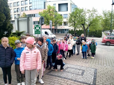 Dzieci z klas 0-III stoją w parach.