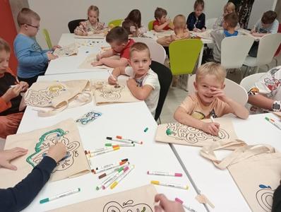 Dzieci kolorują mazakami torby
