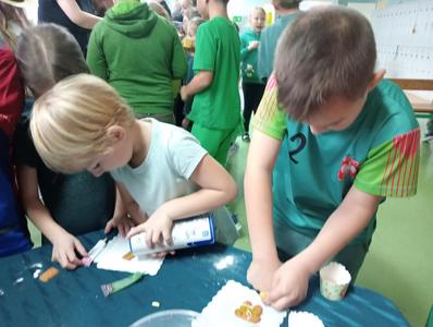 Dzieci ozdabiają ciasteczka w pracowni Ciastka